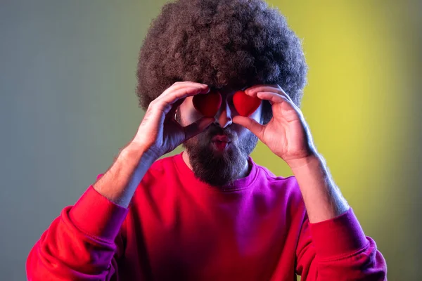 Πορτρέτο Του Hipster Άνθρωπος Afro Χτένισμα Που Καλύπτει Μάτια Μικρές — Φωτογραφία Αρχείου