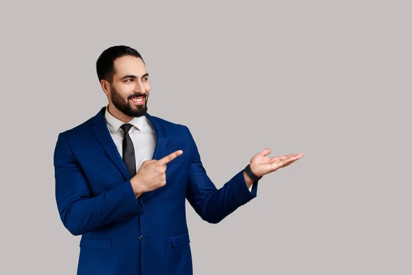 Homem Barbudo Apresentando Espaço Cópia Sua Palma Olhando Sorrindo Mostrando — Fotografia de Stock