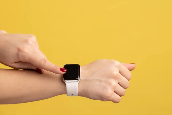 Närbild Sida Bild Kvinnlig Hand Med Smartwatch Berörande Pekskärm Arm — Stockfoto