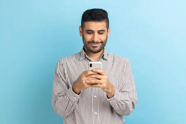Neşeli Adamının Portresi Cep Telefonu Kullanıyor Gülümsüyor Iyi Haber Mesajı — Stok fotoğraf