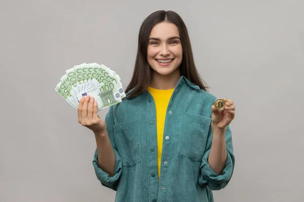 Portrét Potěšené Pozitivní Tmavovlasé Ženy Držící Zlatou Minci Kryptografické Měny — Stock fotografie