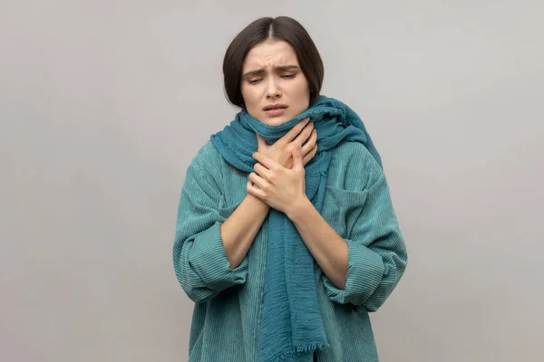 Retrato Mujer Envuelta Una Bufanda Cálida Sintiéndose Mal Sufriendo Fiebre —  Fotos de Stock