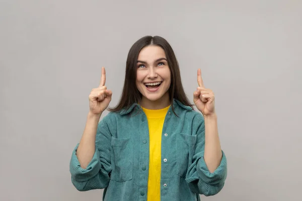 Retrato Mulher Positiva Com Sorriso Dos Dentes Apontando Dedos Para — Fotografia de Stock