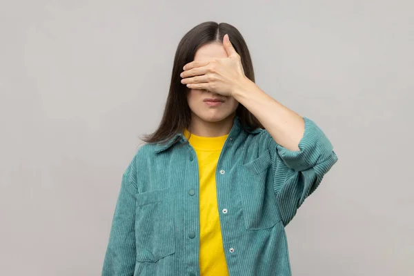 Wil Hier Niet Naar Kijken Portret Van Verlegen Verwarde Vrouw — Stockfoto