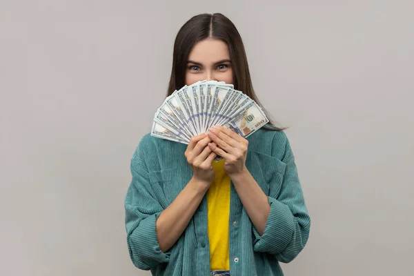 Portret Atrakcyjnej Młodej Dorosłej Kobiety Zakrywającej Połowę Twarzy Wieloma Banknotami — Zdjęcie stockowe