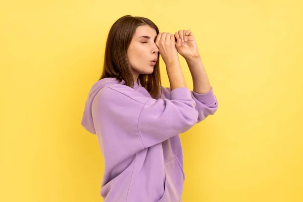 Sidovy Uppmärksam Kvinna Med Brunt Hår Tittar Genom Monokulär Gest — Stockfoto