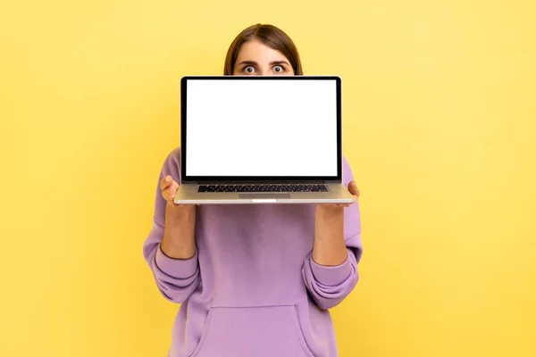 Retrato Mulher Tímida Segurando Caderno Mãos Cobrindo Metade Rosto Com — Fotografia de Stock