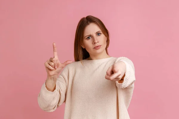 당신을 손가락 질하는 여성의 모습은 비난하고 조롱하는 사회적 스웨터를 스튜디오 — 스톡 사진
