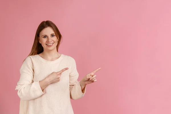 Ritratto Donna Bionda Che Punta Dito Con Sorriso Dentato Chiedendosi — Foto Stock