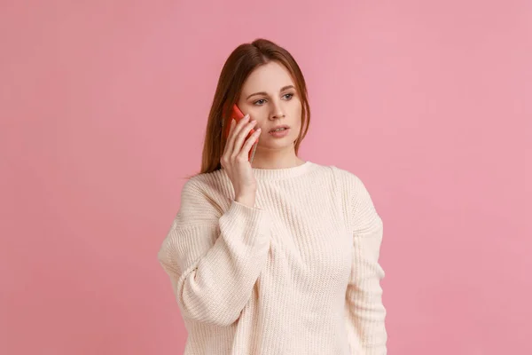 Retrato Una Guapa Rubia Seria Hablando Por Teléfono Inteligente Con — Foto de Stock