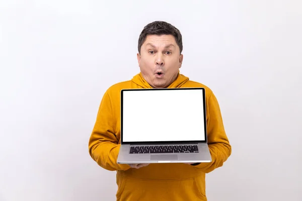 Surprised Astonished Man Holding Laptop Looking Camera Open Mouth Shocked — Stock Photo, Image