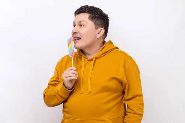 Забавный Человек Торчащий Языком Облизывающий Мороженое Пробующий Наслаждающийся Вкусным Десертом — стоковое фото