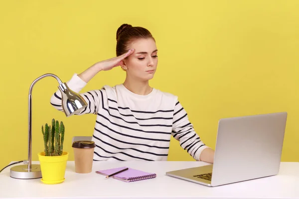 Gehoorzame Vrouw Office Manager Zittend Werkplek Kijkend Naar Laptop Scherm — Stockfoto