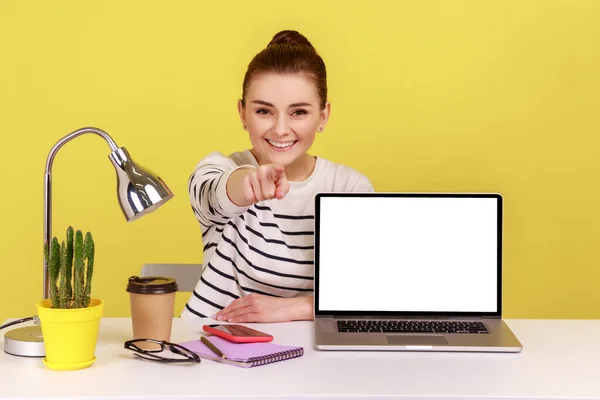 Una Giovane Impiegata Sorridente Che Mostra Schermo Vuoto Del Computer — Foto Stock