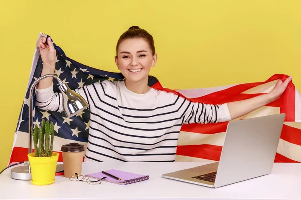 Mujer Feliz Levantando Bandera Americana Sentada Lugar Trabajo Gritando Alegría — Foto de Stock