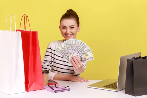 Para Tutan Mutlu Zengin Kadın Bize Dolar Gösteren Serbest Çalışan — Stok fotoğraf