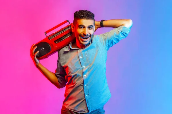 Retrato Homem Camisa Ouvindo Música Segurando Gravador Fita Vermelha Ombro — Fotografia de Stock