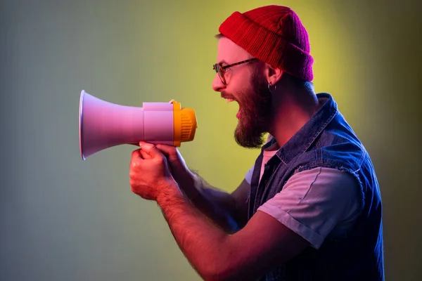 Spännande Galen Skäggig Hipster Man Skriker Håller Högtalare Megafon Tittar — Stockfoto