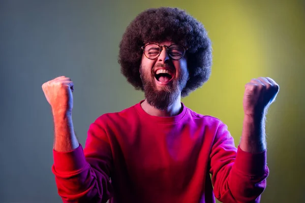 Ενθουσιασμένος Hipster Άνθρωπος Afro Χτένισμα Ουρλιάζοντας Για Χαρά Υψωμένες Γροθιές — Φωτογραφία Αρχείου