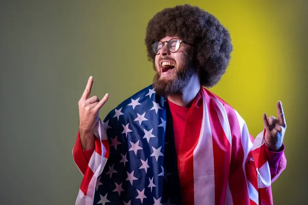 Eccitato Felice Hipster Uomo Con Acconciatura Afro Avvolto Nella Bandiera — Foto Stock