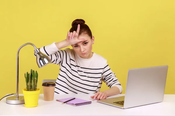 沮丧的女人坐在工作场所 对着笔记本电脑屏幕表现出失败的姿态 绝望地等待着不幸的解雇 在黄色背景下隔离的室内工作室拍摄 — 图库照片