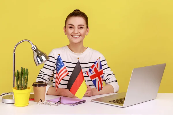 Amerika Alman Büyük Britanya Bayrakları Taşıyan Olumlu Gülümseyen Bir Kadın — Stok fotoğraf