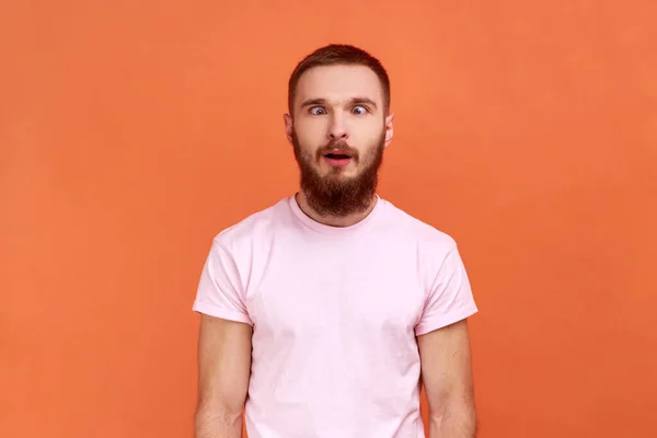 Portrait Homme Barbu Aux Yeux Croisés Avec Sourire Stupide Rigolant — Photo