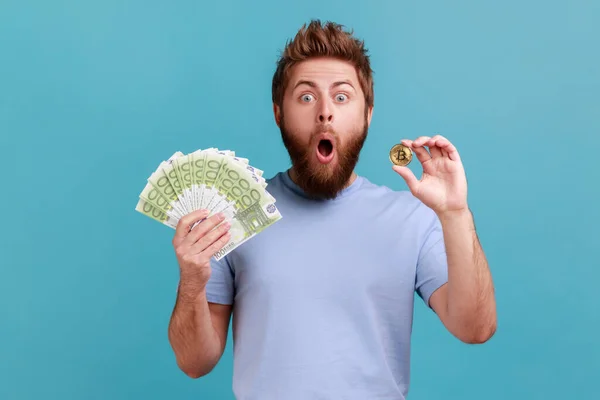 Retrato Homem Barbudo Surpreso Bonito Mostrando Notas Euro Bitcoin Dinheiro — Fotografia de Stock