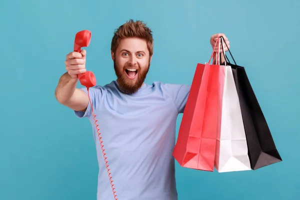 Alışveriş Çantası Kırmızı Retro Telefon Taşıyan Heyecanlı Sakallı Bir Adamın — Stok fotoğraf