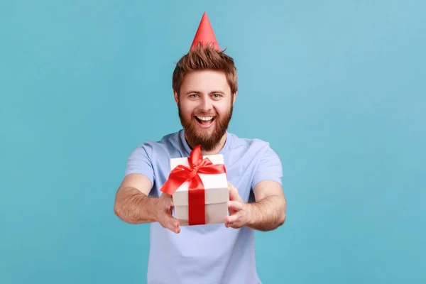 Ritratto Uomo Cono Partito Che Regalo Compleanno Sorride Condivide Regalo — Foto Stock