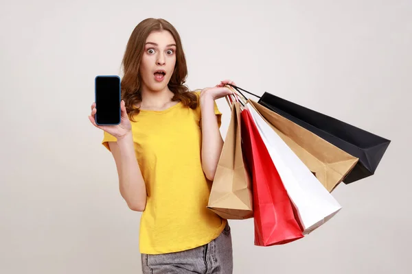 Harika Bir Online Alışveriş Elinde Cep Telefonu Alışveriş Poşetleri Olan — Stok fotoğraf