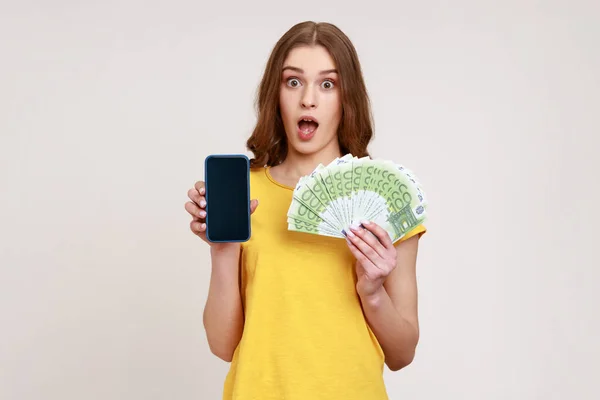 Cep Telefonu Ödemesi Para Transferi Başvurusu Sarı Tişörtlü Mutlu Genç — Stok fotoğraf