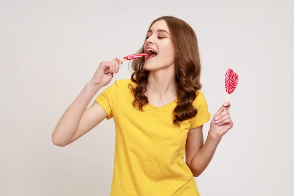 Retrato Mujer Camiseta Casual Amarilla Mordiendo Piruleta Degustando Dulces Forma — Foto de Stock