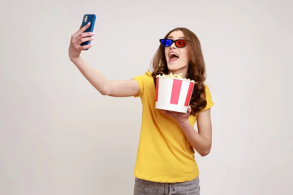 Joven Divertida Feliz Adolescente Emocionada Vistiendo Amarillo Casual Estilo Camiseta — Foto de Stock