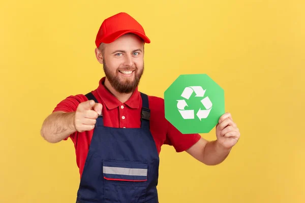 Porträt Eines Lächelnden Glücklichen Arbeiters Der Auf Ein Recyclingschild Zeigt — Stockfoto