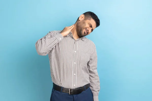 Besorgter Aufgebrachter Geschäftsmann Massiert Taube Nackenschmerzen Muskelverspannungen Unangenehme Schlafbedingungen Und — Stockfoto