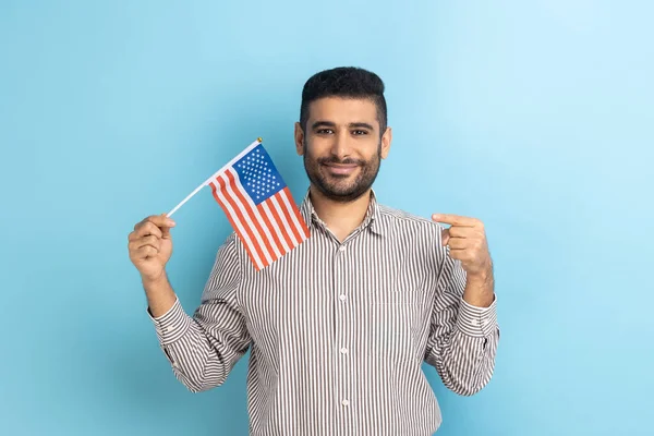 Retrato Homem Feliz Positivo Com Barba Apontando Para Bandeira Americana — Fotografia de Stock