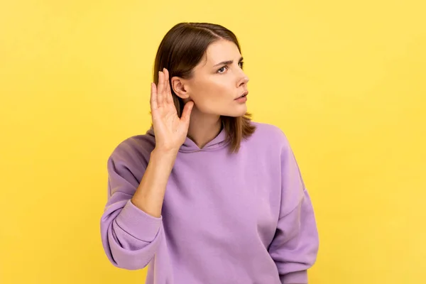 Portrét Krásné Ženy Držící Ruku Ucha Pozorně Naslouchající Zájmem Důvěrný — Stock fotografie