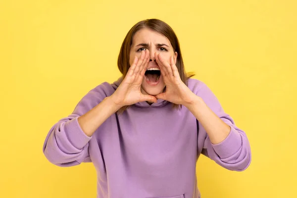 Achtung Werbung Porträt Einer Schreienden Frau Die Laut Über Den — Stockfoto