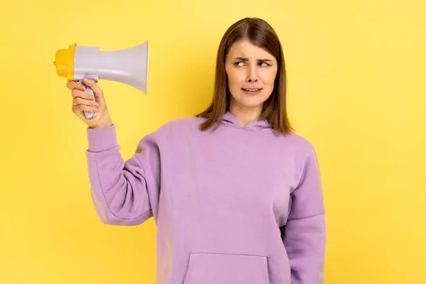 Retrato Mujer Adulta Joven Confundida Sosteniendo Megáfono Las Manos Mirando —  Fotos de Stock