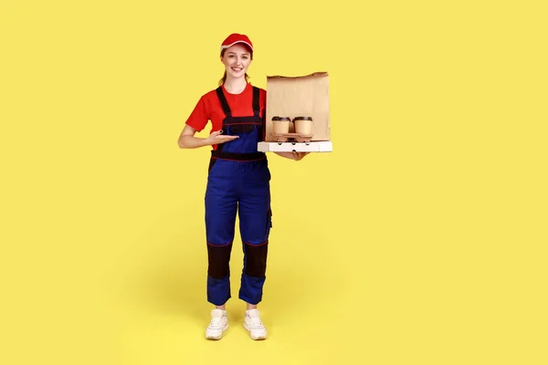 Kurye Kadının Tam Boy Portresi Kahve Kutuları Pizza Ile Sunuyor — Stok fotoğraf