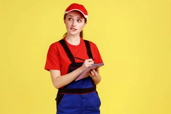 Porträt Einer Nachdenklichen Arbeiterin Die Ein Notizbuch Schreibt Befehle Aufschreibt — Stockfoto