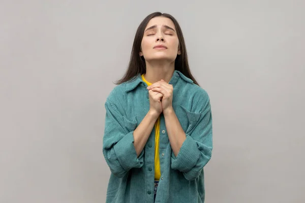 Πορτρέτο Της Παρακαλώντας Νεαρή Ενήλικη Γυναίκα Κοιτάζοντας Χέρια Στην Προσευχή — Φωτογραφία Αρχείου