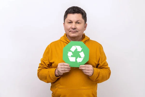 Positiv Lächelnder Mann Mit Dunklen Haaren Der Das Grüne Abfallrecycling — Stockfoto