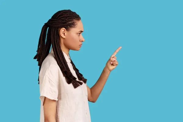 Portrait Vue Latérale Une Femme Sérieuse Stricte Avec Des Dreadlocks — Photo