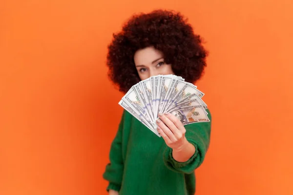 Mulher Positiva Com Penteado Afro Vestindo Camisola Estilo Casual Verde — Fotografia de Stock