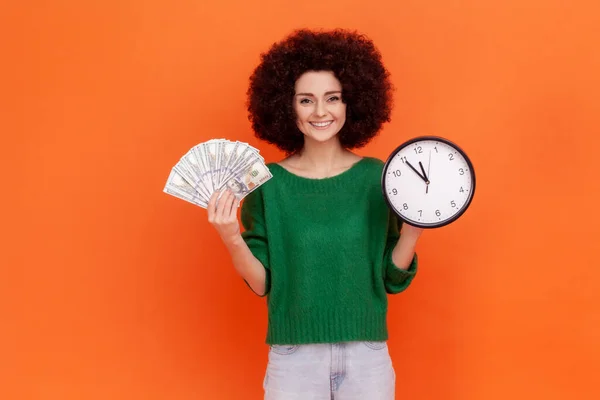 Positiv Lächelnde Junge Erwachsene Frau Mit Afro Frisur Grünem Lässigem — Stockfoto