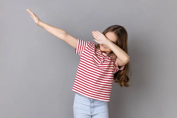 Vinnande Lyckad Gest Porträtt Liten Flicka Randig Shirt Som Visar — Stockfoto