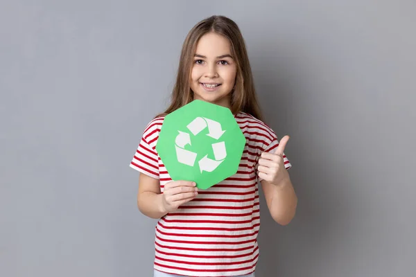 Portrét Holčičky Pruhovaným Tričkem Držící Rukou Zelenou Recyklační Píseň Koncept — Stock fotografie