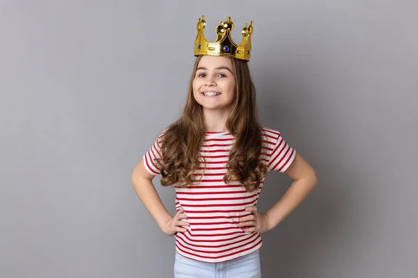 Portrét Spokojené Arogance Holčičky Princezny Pruhovaném Tričku Zlaté Diadémové Koruně — Stock fotografie